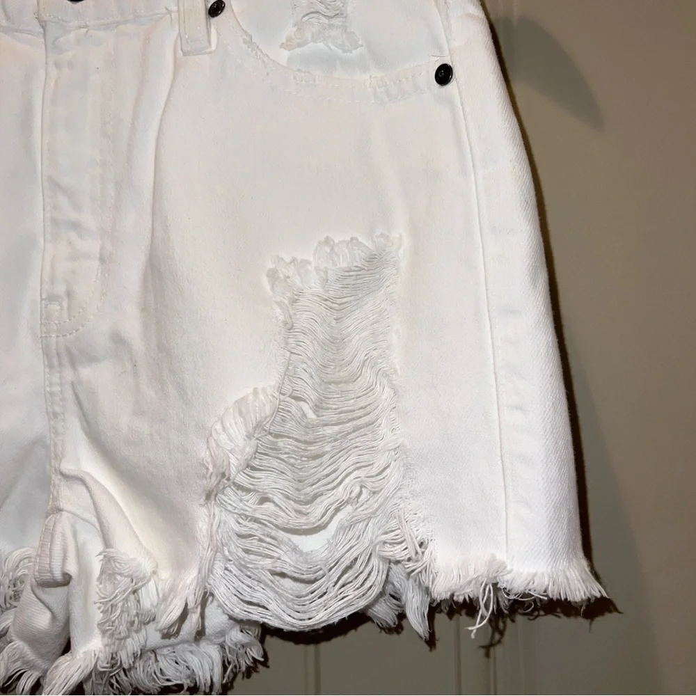 KANCAN -WOMEN’S WHITE SHORT CUT- OFF DISTRESSED